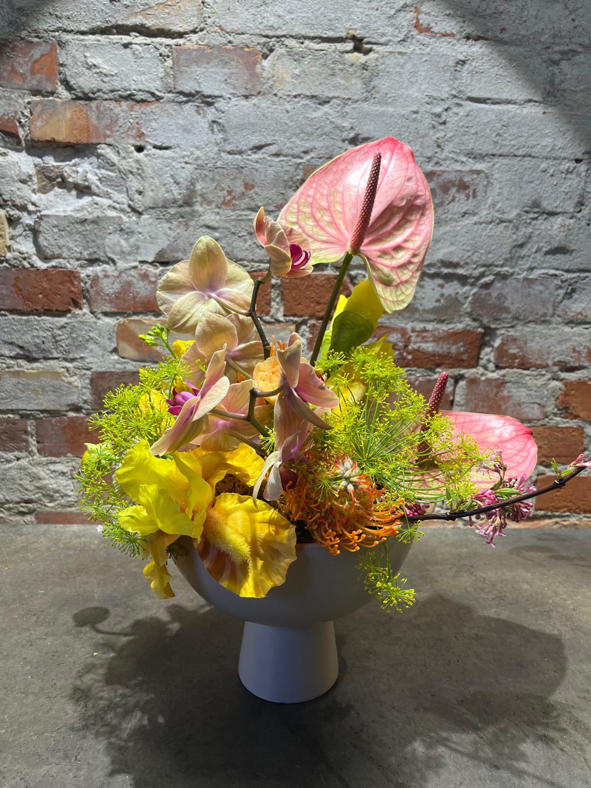 Skåldekoration med anthurium og orkideer